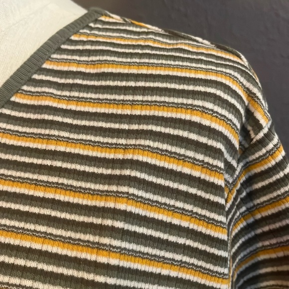 Vintage Basic Editions Tee - Picture 4 of 13